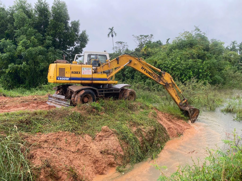 xe đào vét mương khu dân cư Phú Mỹ