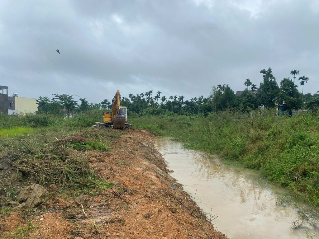 Xe đào Huynhdai vét mương